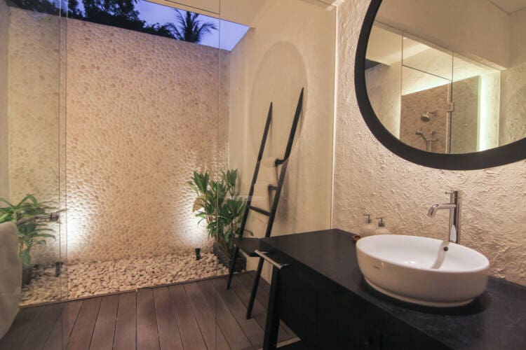 luxury cottage bathroom lembeh