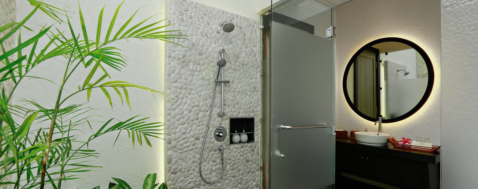 Lembeh Resort Luxury Cottage Bathroom