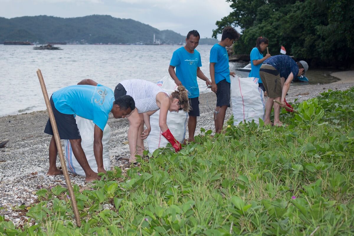 LembehResort_beach-clean-up_1 copy Beach cleanup